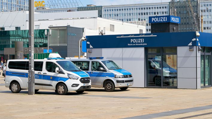 Polizeipräsenz an der mobilen Wache auf dem Alexanderplatz in Berlin (Bild: dpa/Heiko Kueverling)