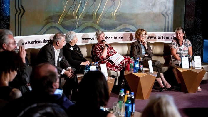 Hakki Simsek (l-r), Seyran Ates, Stephanie Klee, Margarete Gräfin von Galen und Bianca Wach während einer Pressekonferenz im Artemis (Bild: dpa/Fabian Sommer)