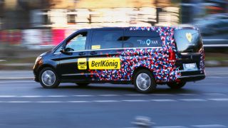 Ein Berlkönig der BVG fährt in Berlin über eine Straße. (Quelle: dpa/W.Steinberg)