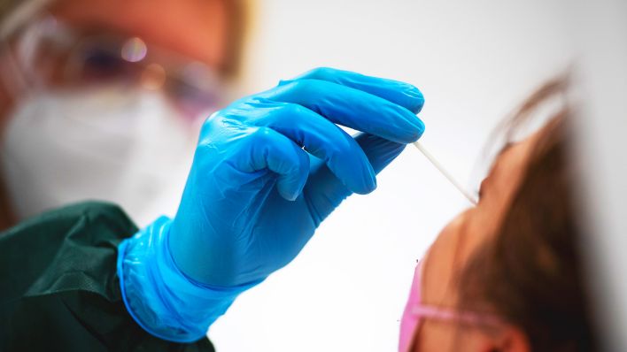 Eine Frau wird in einem Testzentrum auf das Coronavirus getestet. (Quelle: dpa/C.Gateau)