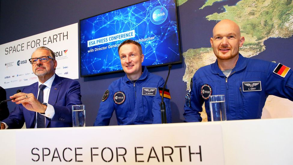 Josef Aschbacher (l-r), ESA-Generaldirektor, Matthias Maurer und Andreas Gerst (beide Astronauten) nehmen auf der Internationalen Luft- und Raumfahrtausstellung ILA an einer Pressekonferenz teil. (Quelle: dpa/W.Kumm)