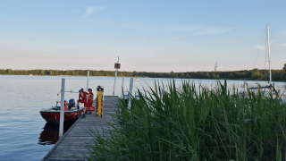 Rettungskräfte sind am Möserschen See bei Brandenburg an der Havel im Einsatz