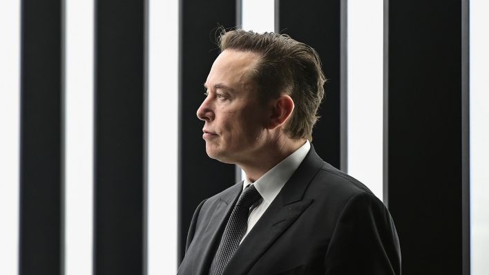 Elon Musk, Tesla-Chef, nimmt an der Eröffnung der Tesla-Fabrik Berlin Brandenburg teil (Bild: dpa/Patrick Pleul)