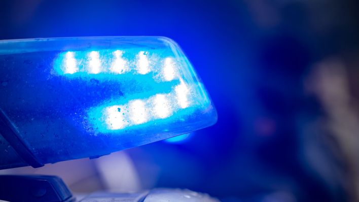Das Blaulicht eines Polizeiwagens leuchtet, Archivbild (Quelle: DPA/Stefan Sauer)