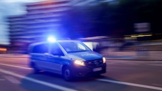Ein Polizeifahrzeug fährt mit Blaulicht durch Chemnitz (Quelle: DPA/Jan Woitas)