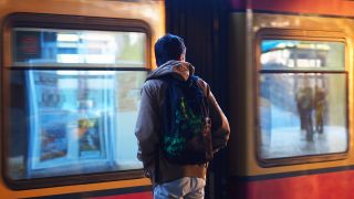 Ein Junge mit Rucksack steht auf einem S-Bahn-Gleis. (Quelle: dpa/Steinberg)