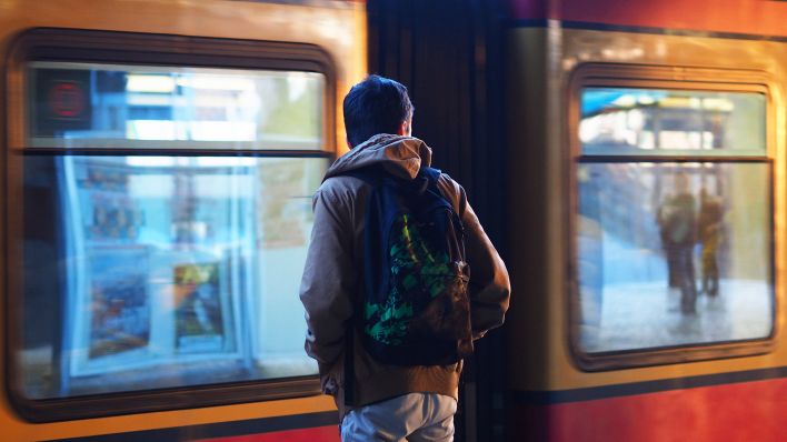 Ein Junge mit Rucksack steht auf einem S-Bahn-Gleis. (Quelle: dpa/Steinberg)