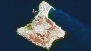 Dieses Satellitenbild von Maxar Technologies zeigt einen Überblick über die Schlangeninsel im Schwarzen Meer. (Quelle: dpa/Maxar Technologies)