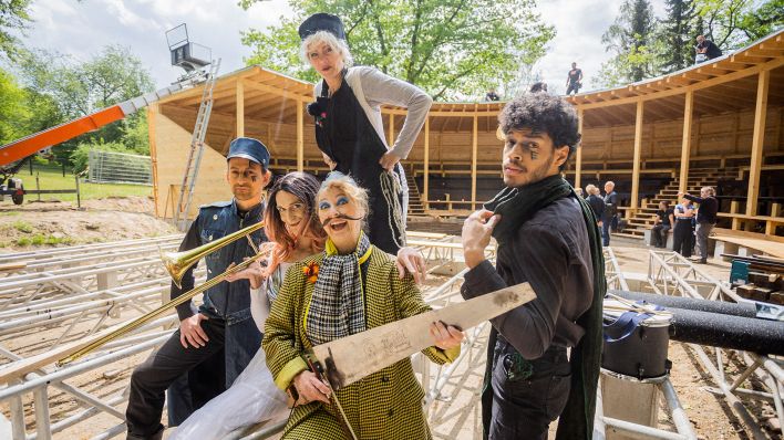Darsteller der Shakespeare Company Berlin stehen im Mai 2022 bei einer Pressekonferenz vor dem Sommerbad am Insulaner (Bild: dpa/Christoph Soeder)