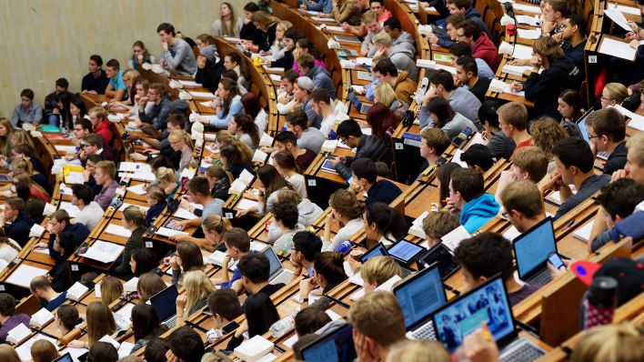 Studierende einer deutschen Universität sitzen in einem Hörsaal. (Quelle: dpa/S.Pförtner)