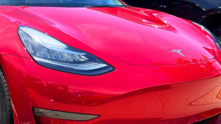 Parkendes, rotes Tesla-Fahrzeug (Nahaufnahme). (Quelle:dpa/STRMX)