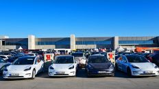 Elektrofahrzeuge der Marke Tesla stehen an Ladesäulen vor dem neuen Werk der Tesla-Fabrik Berlin Brandenburg. (Quelle:dpa/P.Pleul)