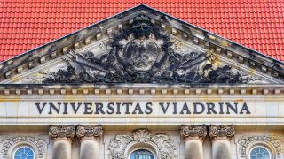 Blick auf das Portal am Hauptgebäude der Europa-Universität Viadrina in Frankfurt (Oder). (Quelle: dpa/P.Pleul)