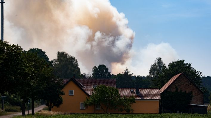 Eine Rauchwolke ist weithin sichtbar unweit des Ortsteils Frohnsdorf zu sehen (Quelle: DPA/Paul Zinken)