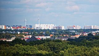 Skyline der Großsiedlung Märkisches Viertel im Nordosten Berlins mit Windrädern im Hintergrund. (Quelle: dpa/ J.Heinrich)