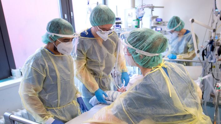 Medizinisches Personal behandelt einen Patienten in einem Krankenhaus (Bild: dpa/Sebastian Gollnow)