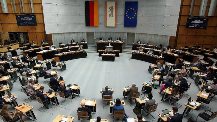 Abgeordnete verfolgen während der Plenarsitzung im Berliner Abgeordnetenhaus. (Quelle: dpa/Wolfgang Kumm)