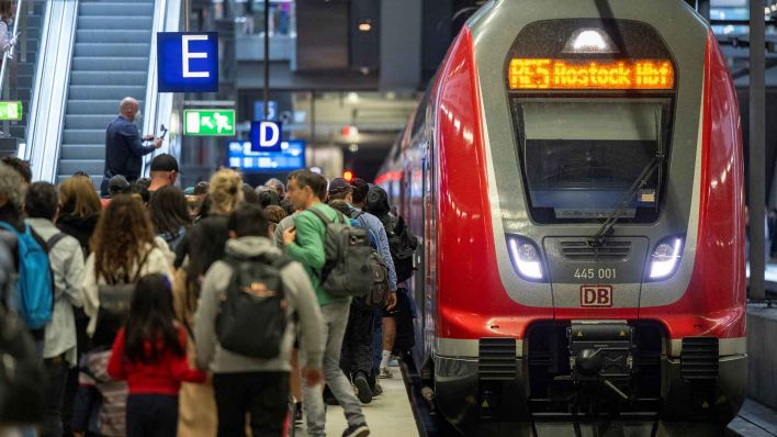 Zahlreiche Menschen steigen am Hauptbahnhof in einen Regionalzug der Linie RE5 nach Rostock. Durch das 9-Euro-Ticket wird mit mehr Verkehr vor dem Pfingstwochenende gerechnet, das in vielen Bundesländern auch den Beginn der Pfingstferien bedeutet. (Foto: Monika Skolimowska/dpa)