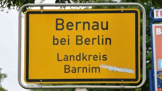 Symbolbild: Das Ortseingangsschild von Bernau. (Foto: Bernd Settnik/dpa)