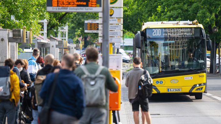 Symbolbild: Zahlreiche Fahrgäste warten vor dem Bahnhof Zoologischer Garten auf einen einfahrenden BVG-Bus. (Quelle: dpa/M. Skolimowska)