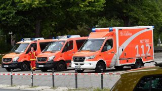 Rettungswagen stehen an einem Oberstufenzentrum in Rummelsburg. (Quelle: dpa/Paul Zinken)