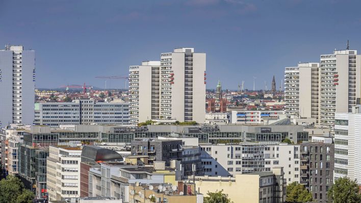 Wohnhäuser in der Leipziger Straße im Hintergrund (Quelle: dpa/Schoening)/