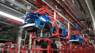 Fahrzeuge von Tesla werden in einer Fabrik hergestellt. (Quelle: dpa/Bob Daemmrich)