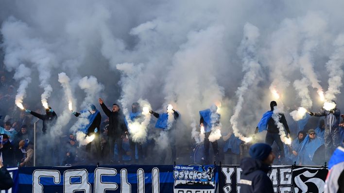 Hertha-Fans zünden Bengalos. (Quelle: dpa/Sören Stache)