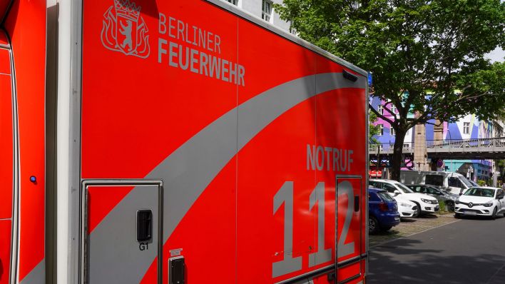 Symbolbild: Rettungswagen der Berliner Feuerwehr mit Rufnummer 112 (Quelle: dpa/Reuhl)