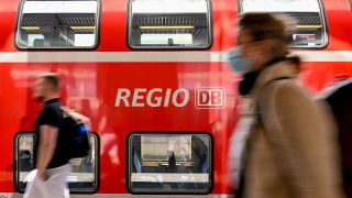 An einer Regionalbahn steht das Logo Regio DB. (Quelle: dpa/Teresa Kröger)
