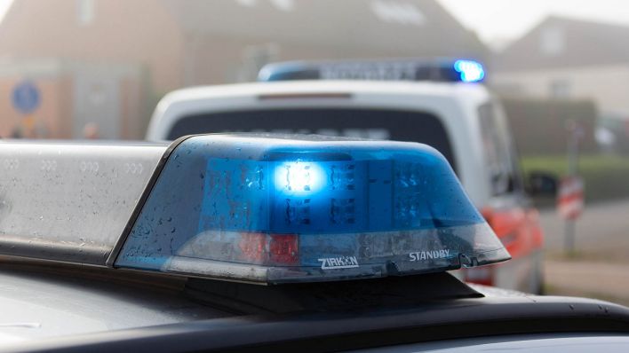 Symbolbild: Ein Einsatzfahrzeug der Polizei steht mit Blaulicht. (Quelle: dpa/Gelhot)