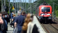 Reisende warten auf dem Bahnhof Potsdam-Sanssouci auf den in Richtung Frankfurt (Oder) fahrenden Regionalzug. (Quelle: dpa/Soeren Stache)