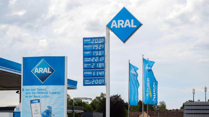 Preistafel einer Aral Tankstelle mit Preisen für Benzin, Diesel und Super. (Quelle: dpa/Michael Bihlmayer)