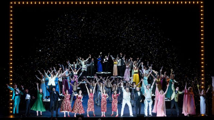 Das große Finale mit dem gesamten Ensemble der Revue "Barrie Kosky's All-Singing, All-Dancing Yiddish Revue" in der Komischen Oper auf. (Quelle: dpa/Monika Rittershaus)