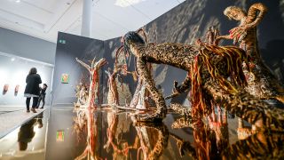 In der Ausstellung "Songlines" im Berliner Schloss - Humboldtforum sind Objekte, Installationen und Videoprojektionen zur großen Schöpfungserzählung Indigener Australier zu sehen. (Quelle: dpa/Jens Kalaene)