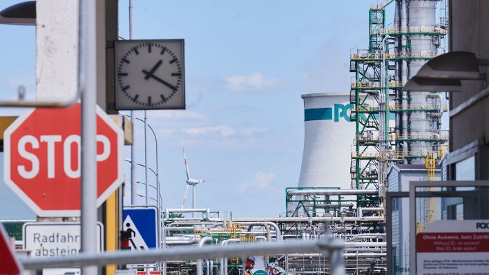 Der Haupteingang der PCK Raffinerie in Schwedt mit dem Werk dahinter. (Quelle: dpa/Annette Riedl)