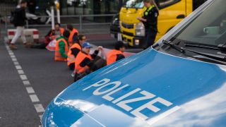 Mitglieder der Klimaschutz-Initiative "Letzte Generation" haben an mehreren Stellen die Berliner Stadtautobahn A100 blockiert. (Quelle: dpa/Michael Kuenne)
