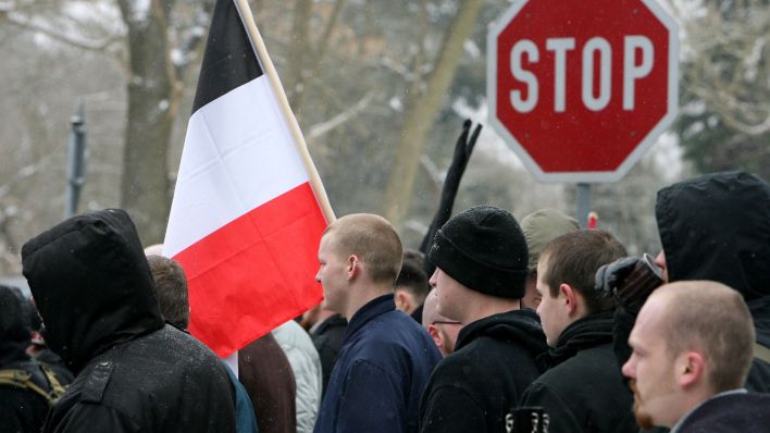 Symbolbild: Neonazis mit einer Reichskriegsflagge (Quelle: dpa/Patrick Pleul)
