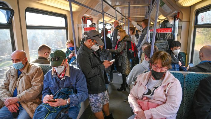 Symbolbild: Menschen in einer Berliner S-Bahn tragen FFP2-Masken zum Schutz vor einer Corona-Infektion. (Quelle: dpa/Schoening)