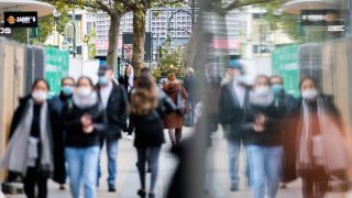 Symbolbild: Passanten mit Mund-Nasen-Schutz gehen auf der Tauentzienstraße. (Quelle: dpa/C. Soeder)