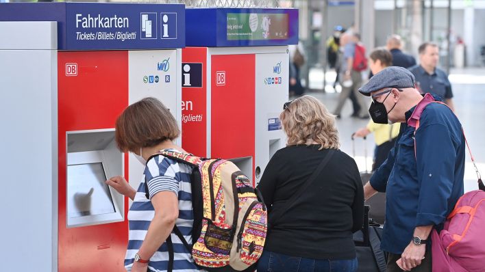 Symbolbild: Bahnreisende kaufen sich am DB-Ticketautomaten Fahrscheine. (Quelle: dpa/S. Simon)