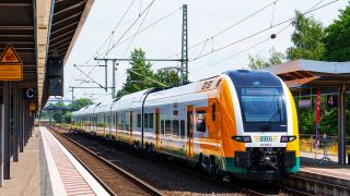 Ein neuer Zug der Ostdeutschen Eisenbahn GmbH (ODEG) vom Typ „Desiro HC“ steht auf Gleis 4 des Hauptbahnhofs.(Quelle: dpa/S.Strache)