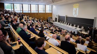 Gut gefüllt ist der Hörsaal der Freien Universität Berlin in Dahlem bei der Verhandlung des Verfassungsgerichts. Das Verfassungsgericht verhandelt über die Gültigkeit der Berliner Wahl 2021. (Quelle: dpa/A. Riedl)