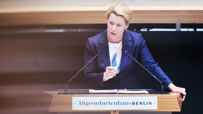 Symbolbild: Franziska Giffey (SPD), Regierende Bürgermeisterin von Berlin, spricht in der Plenarsitzung im Berliner Abgeordnetenhaus. (Quelle: dpa/A. Riedl)