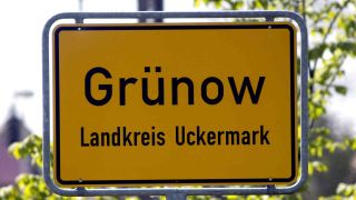 Symbolbild: Ortseingangsschild von Grünow im Landkreis Uckermark. (Foto: imago-images.de)