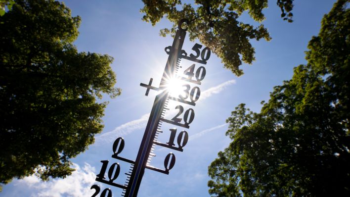 Warme Luft aus dem Mittelmeerraum sorgt für eine Hitzewelle in Deutschland. Das Thermometer kletterte vereinzelt auf sommerliche Temperaturen von über 30 Grad. Der Deutsche Wetterdienst (DWD) erwartet für die kommenden Tage Hitzegewitter. (Quelle: dpa/Christoph Hardt/Geisler-Fotopress)