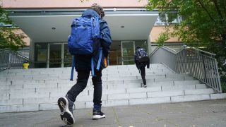 Schulkinder gehen zum Unterricht in die Grundschule am Kollwitzplatz. (Foto: Jörg Carstensen/dpa )