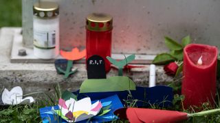 Kerzen und gebastelte Blumen liegen vor einer Stele an der Haupt- und Realschule Kaulbach-Schule im nordhessischen Bad Arolsen. Bei dem tödlichen Auto-Vorfall nahe der Berliner Gedächtniskirche sind nach derzeitigem Kenntnisstand der Polizei neben der getöteten Lehrerin aus dieser Schule 14 Menschen verletzt worden. (Quelle: dpa/S. Pförtner)
