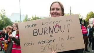 «Mehr Lehrer im Burnout, noch weniger in der Schule» steht auf dem Plakat beim Auftakt eines ganztägigen Warnstreiks an Berliner Schulen. Aufgerufen dazu hat die Gewerkschaft «GEW». (Quelle: dpa/P. Zinken)