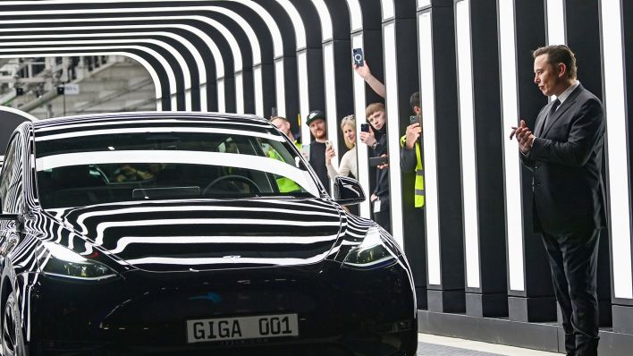 Elon Musk und einige Mitarbeiter:innen der Tesla-Fabrik während der Eröffnungsfeier (Bild: dpa/Patrick Pleul)